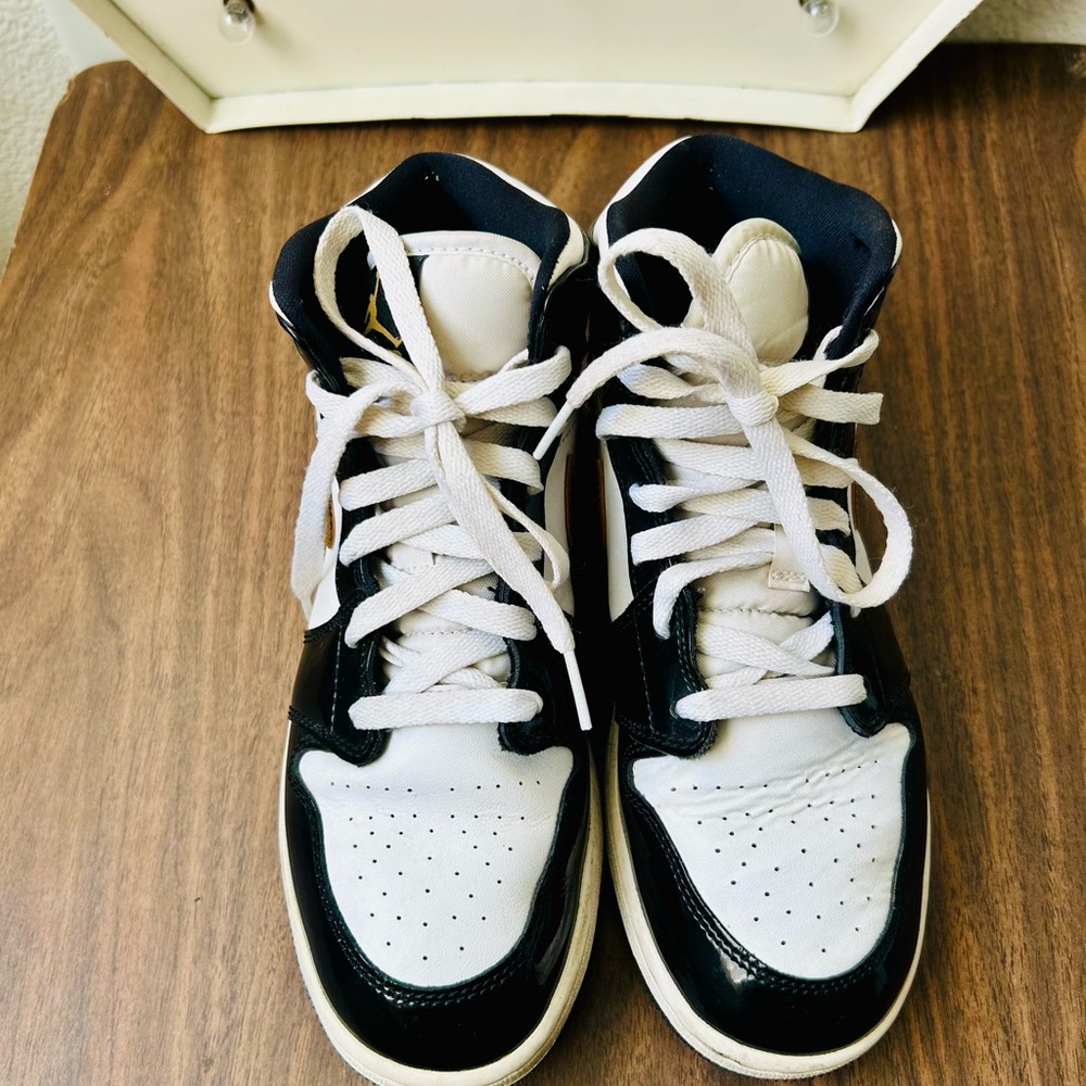 JORDAN 1 MID PATENT SE GS 'BLACK GOLD - Picture 2 of 8